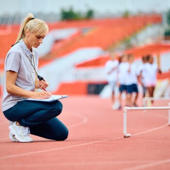 Contractul cu (cel puțin) un antrenor devine obligatoriu pentru toate cluburile sportive
