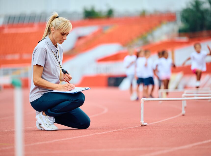 Contractul cu (cel puțin) un antrenor devine obligatoriu pentru toate cluburile sportive